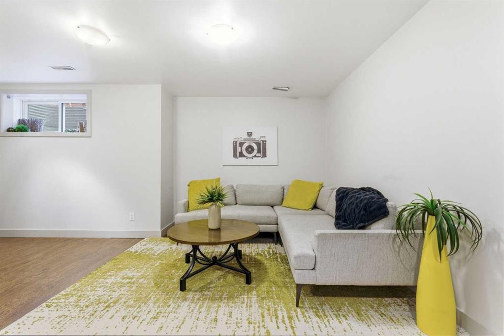 54 Wentworth Common Sw, Calgary, AB - Indoor Photo Showing Living Room