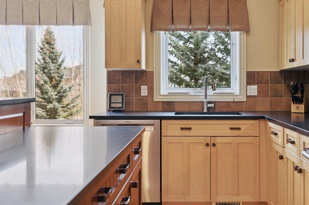 212 Springmere Place, Chestermere, AB - Indoor Photo Showing Kitchen