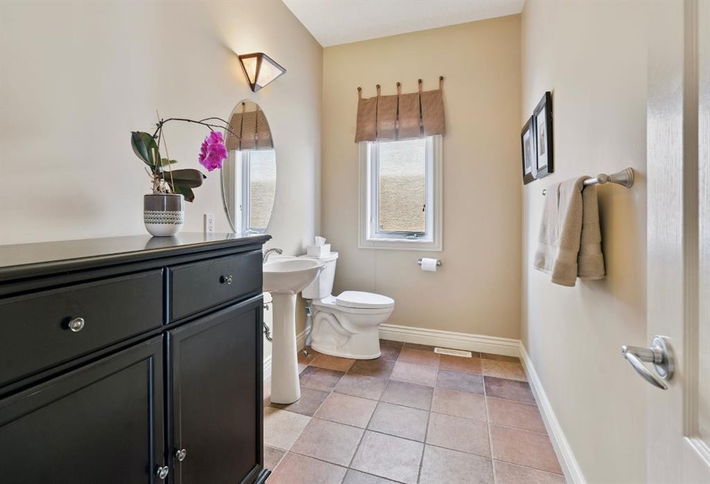 212 Springmere Place, Chestermere, AB - Indoor Photo Showing Bathroom