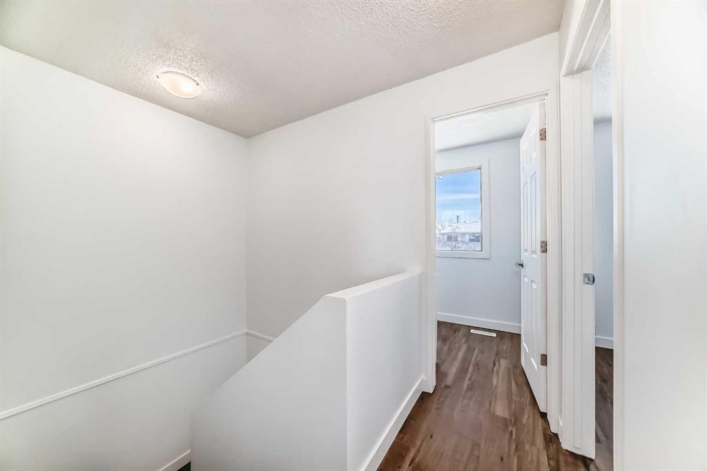 60 Erin Mount Crescent Se, Calgary, AB - Indoor Photo Showing Other Room