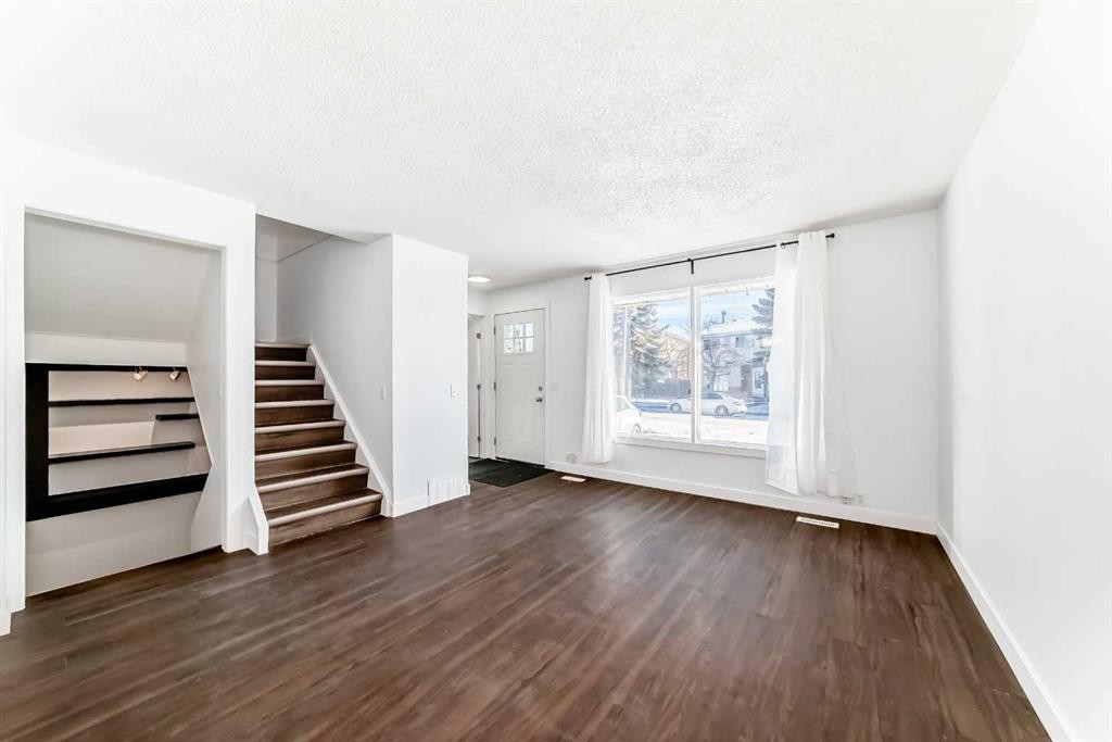 60 Erin Mount Crescent Se, Calgary, AB - Indoor Photo Showing Other Room
