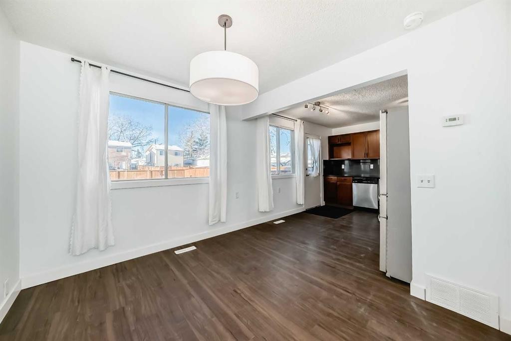 60 Erin Mount Crescent Se, Calgary, AB - Indoor Photo Showing Other Room