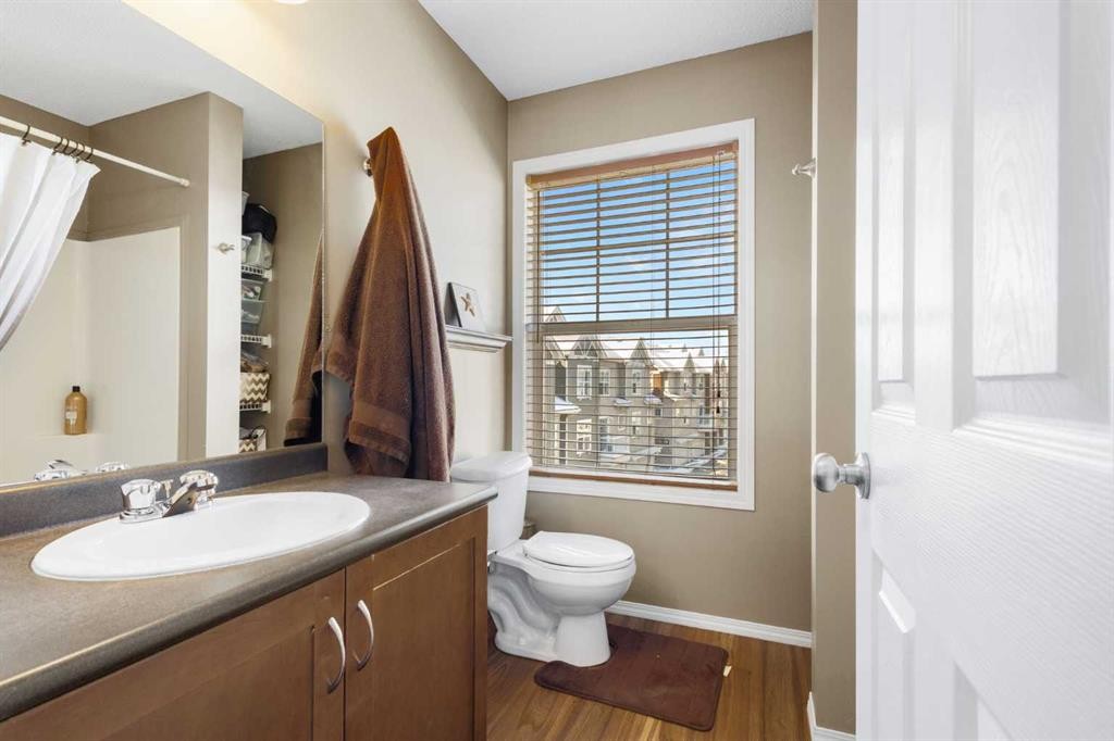 241 Elgin Gardens Se, Calgary, AB - Indoor Photo Showing Bathroom