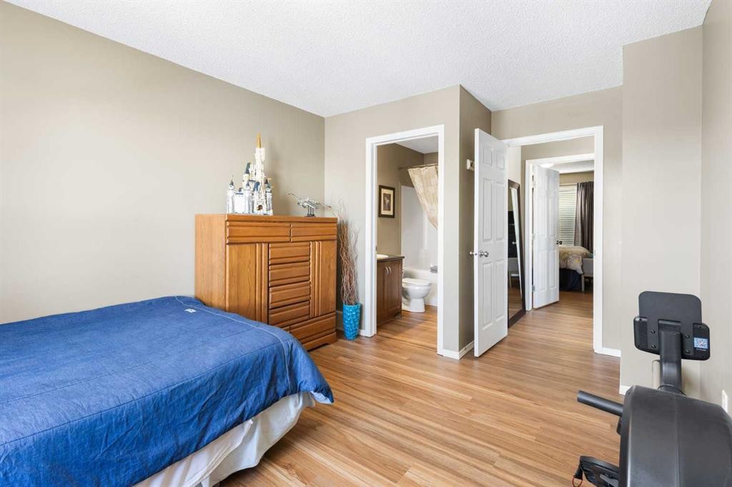 241 Elgin Gardens Se, Calgary, AB - Indoor Photo Showing Bedroom