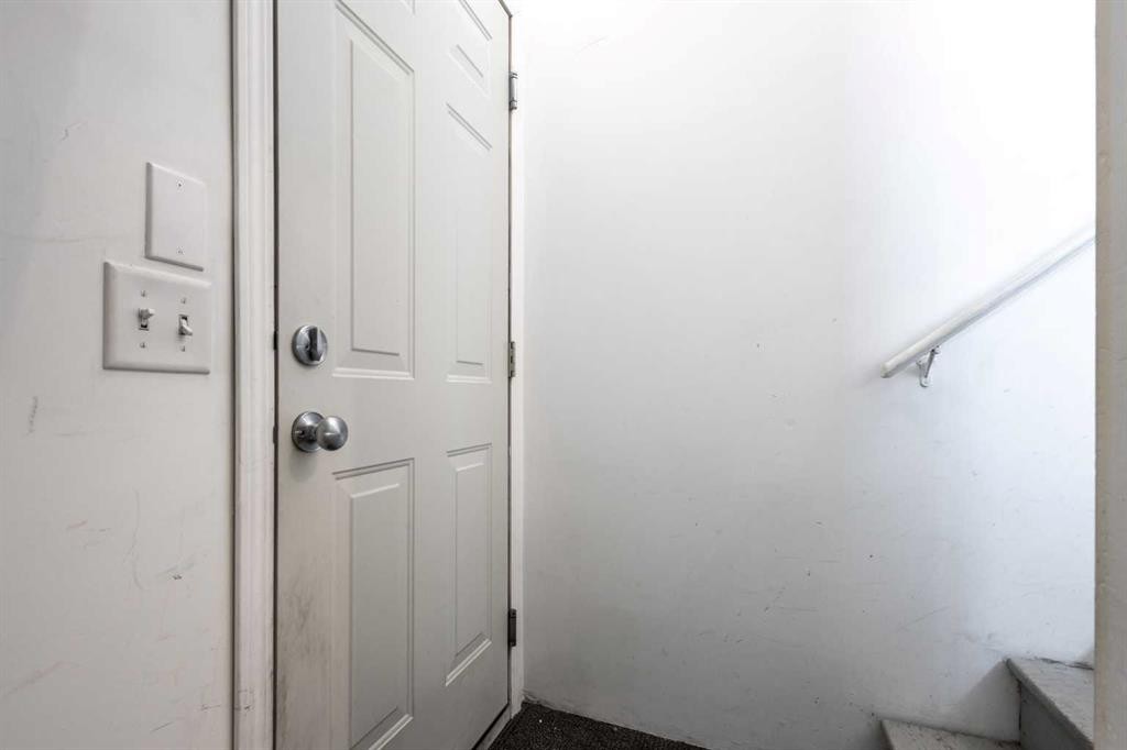 241 Elgin Gardens Se, Calgary, AB - Indoor Photo Showing Other Room