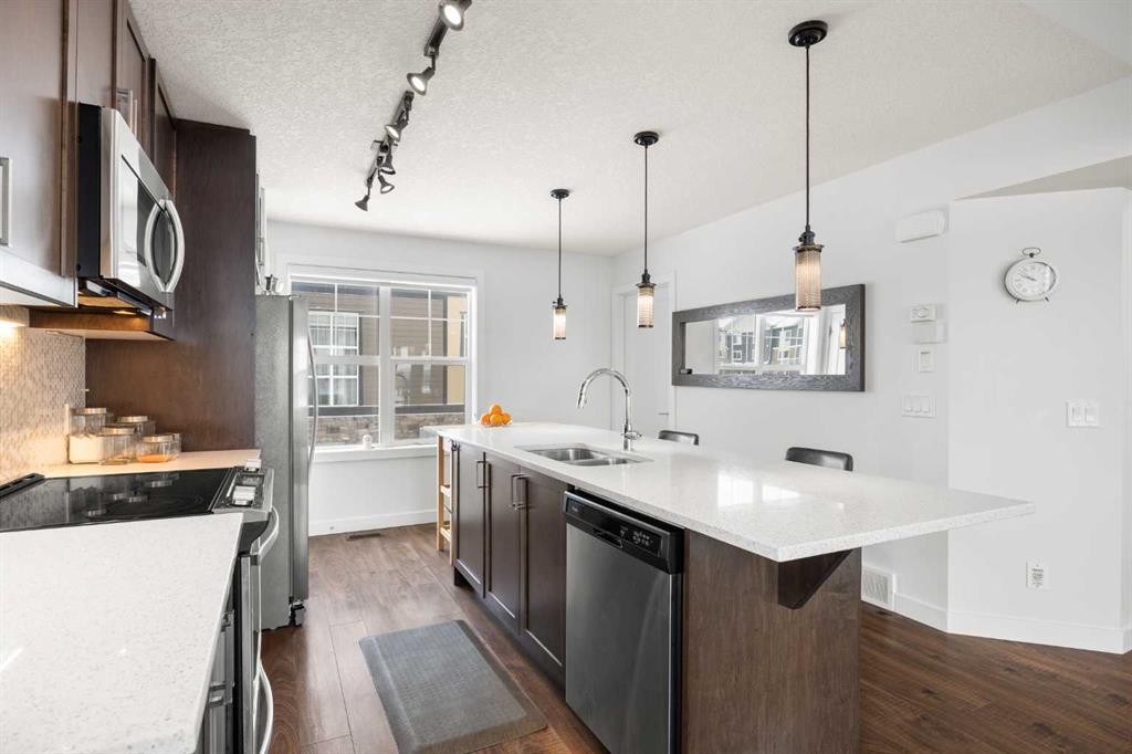 111 Evanscrest Gardens Nw, Calgary, AB - Indoor Photo Showing Kitchen With Double Sink With Upgraded Kitchen