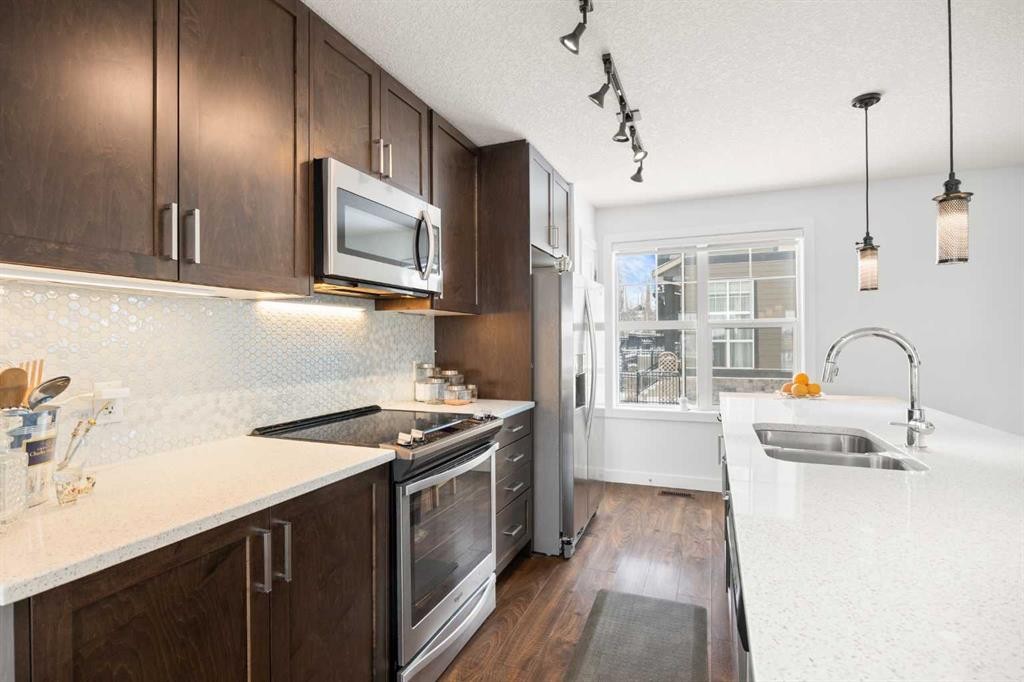 111 Evanscrest Gardens Nw, Calgary, AB - Indoor Photo Showing Kitchen With Double Sink With Upgraded Kitchen