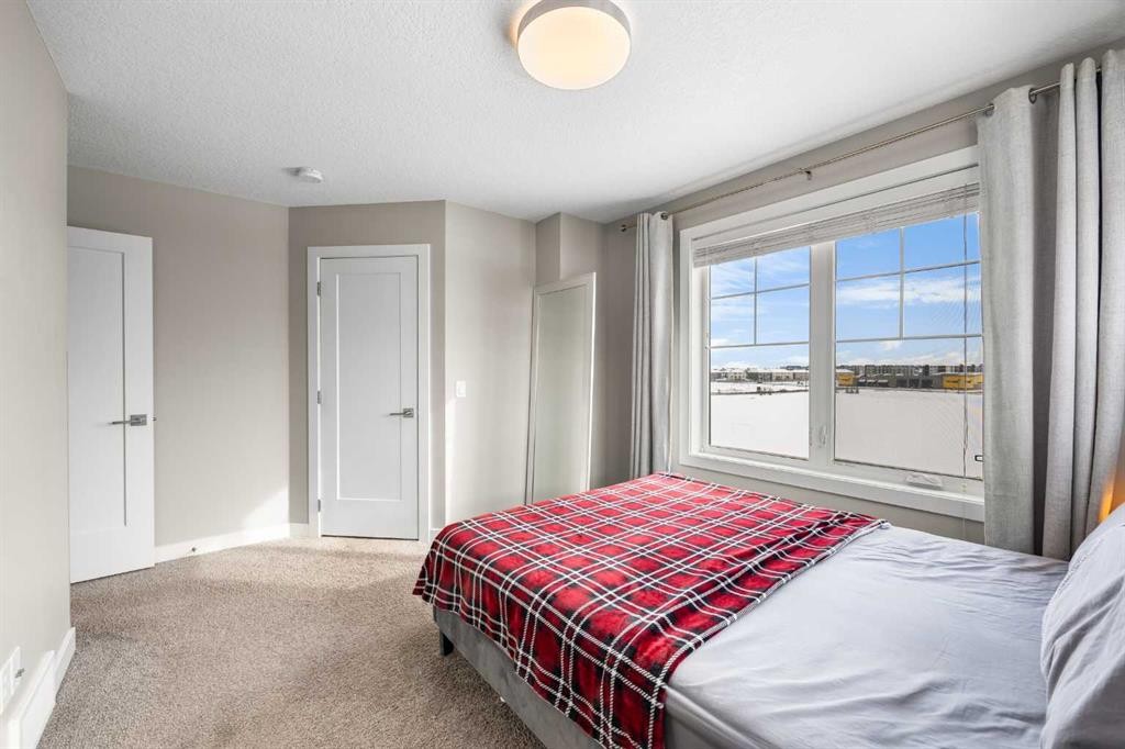 111 Evanscrest Gardens Nw, Calgary, AB - Indoor Photo Showing Bedroom