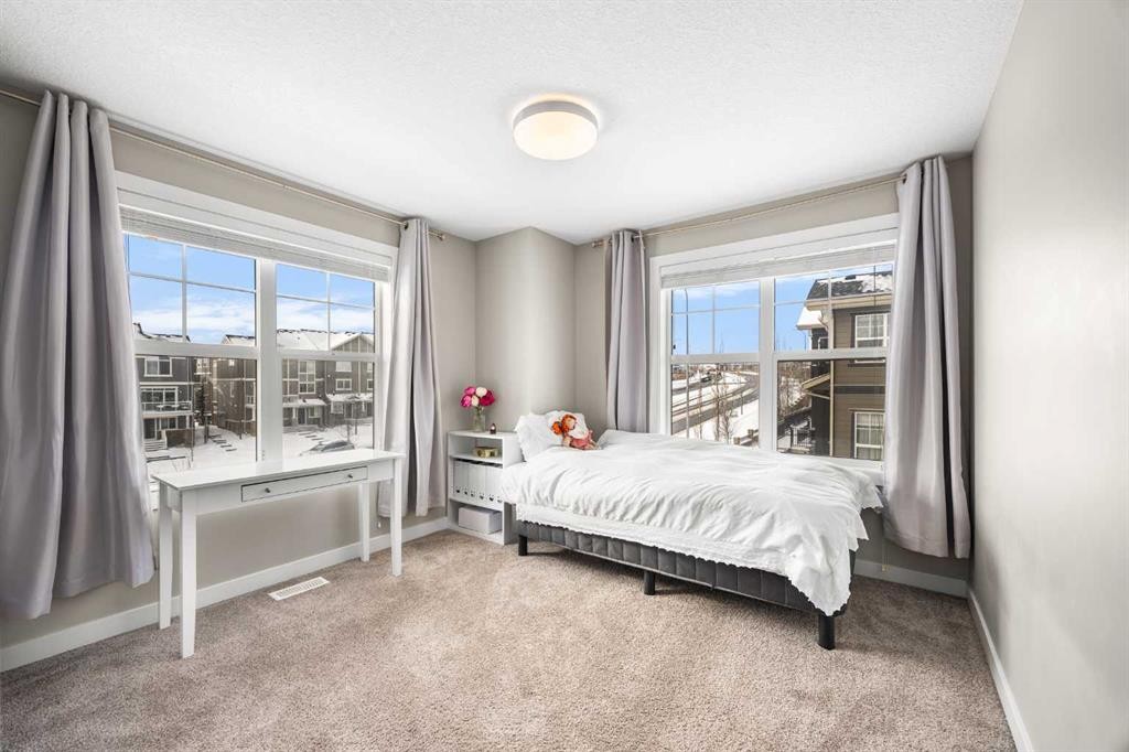 111 Evanscrest Gardens Nw, Calgary, AB - Indoor Photo Showing Bedroom