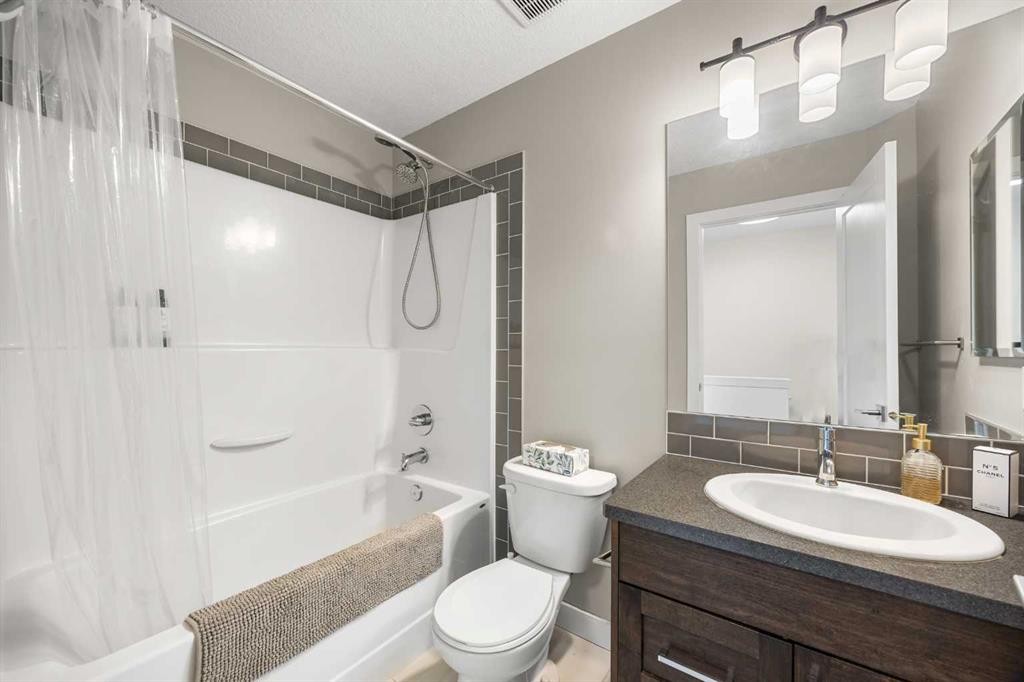 111 Evanscrest Gardens Nw, Calgary, AB - Indoor Photo Showing Bathroom