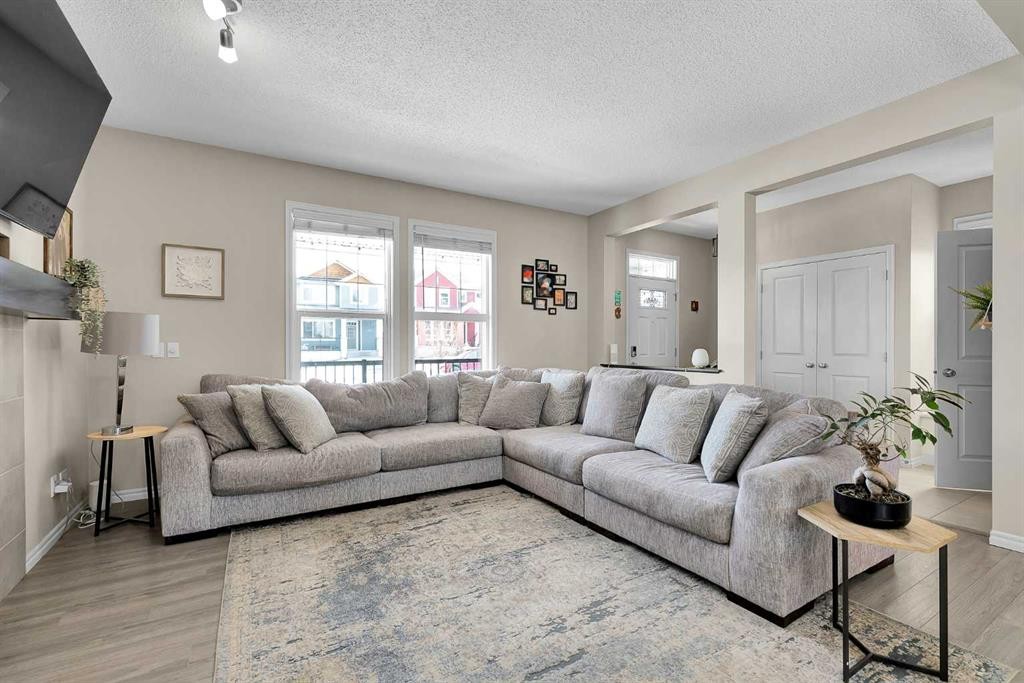 151 Heritage Drive, Cochrane, AB - Indoor Photo Showing Living Room