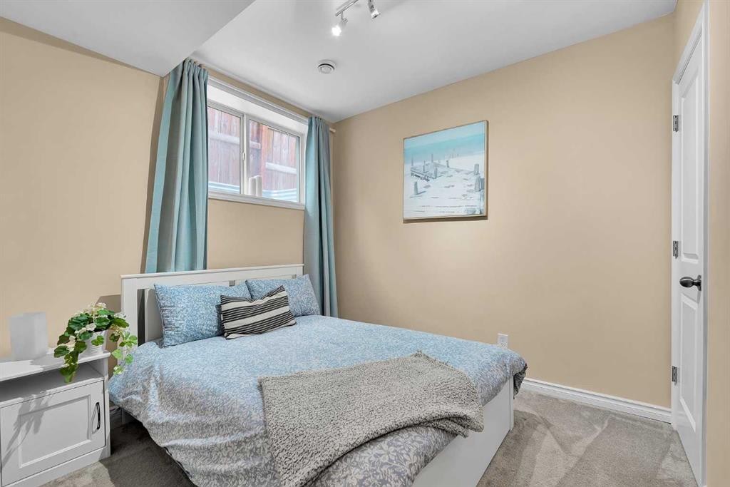 151 Heritage Drive, Cochrane, AB - Indoor Photo Showing Bedroom