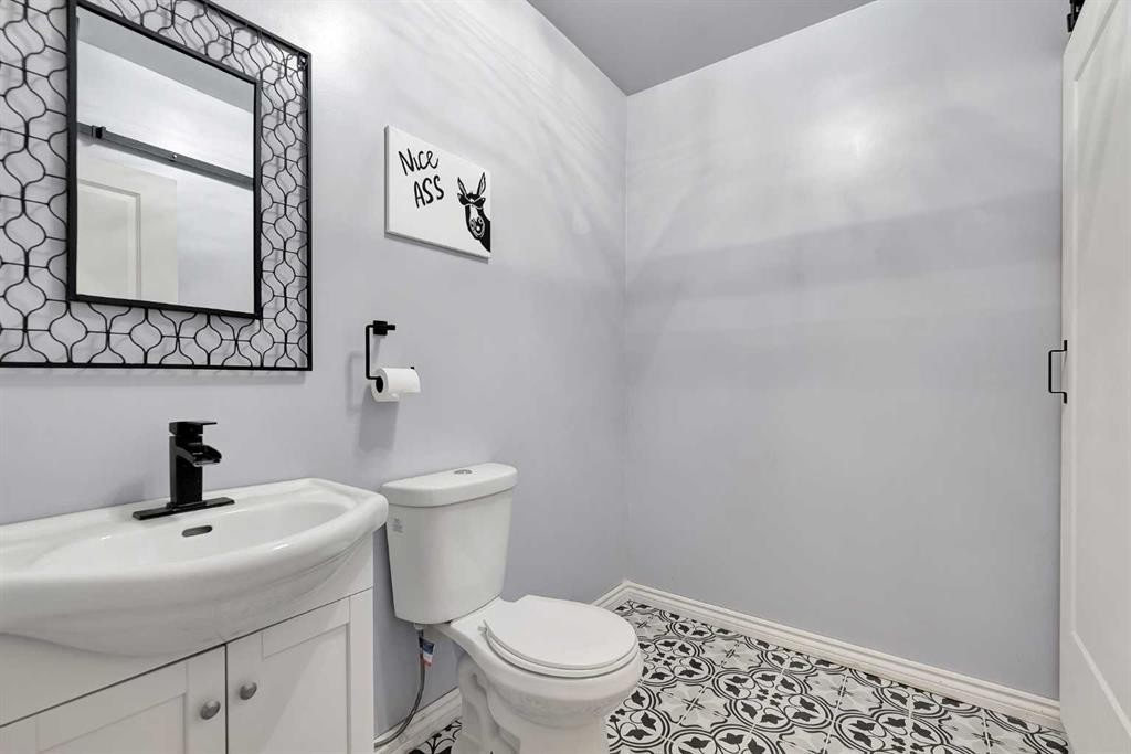 151 Heritage Drive, Cochrane, AB - Indoor Photo Showing Bathroom