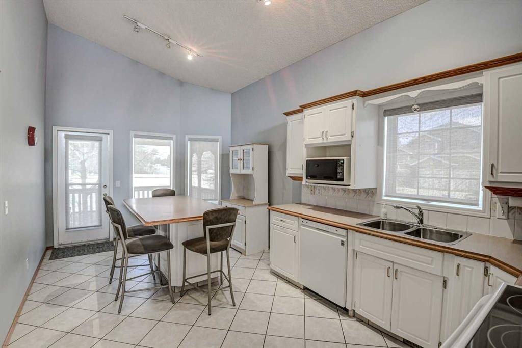 606 Diamond Court Se, Calgary, AB - Indoor Photo Showing Kitchen With Double Sink