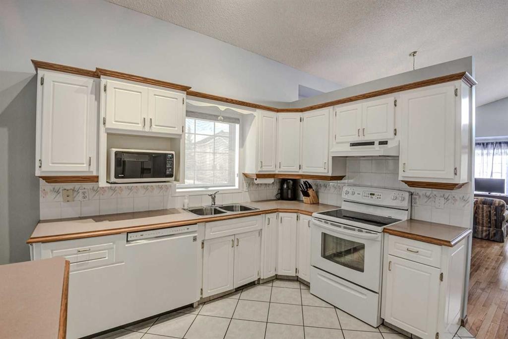 606 Diamond Court Se, Calgary, AB - Indoor Photo Showing Kitchen With Double Sink