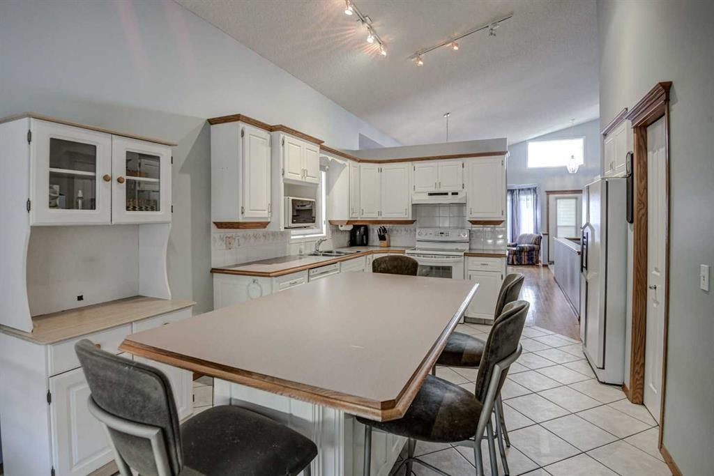 606 Diamond Court Se, Calgary, AB - Indoor Photo Showing Other Room