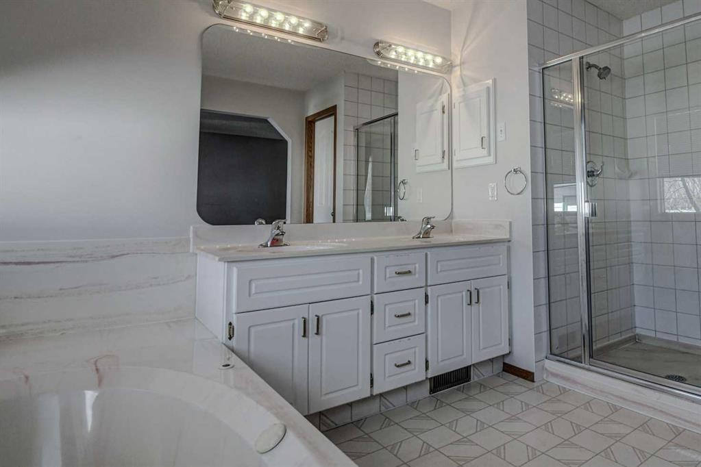 606 Diamond Court Se, Calgary, AB - Indoor Photo Showing Bathroom