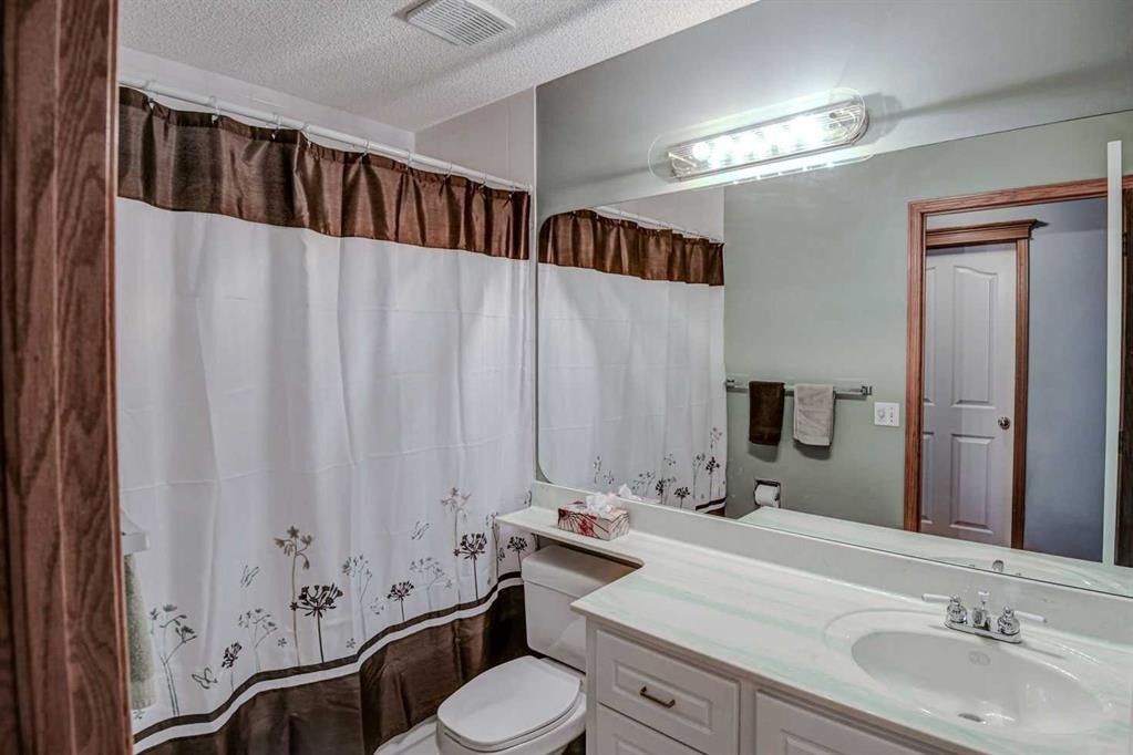 606 Diamond Court Se, Calgary, AB - Indoor Photo Showing Bathroom