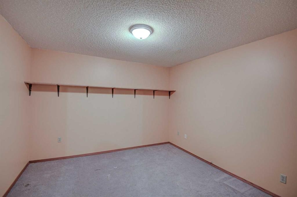 606 Diamond Court Se, Calgary, AB - Indoor Photo Showing Other Room
