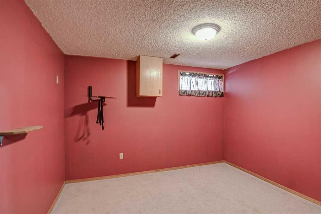 606 Diamond Court Se, Calgary, AB - Indoor Photo Showing Other Room