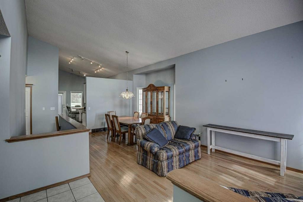 606 Diamond Court Se, Calgary, AB - Indoor