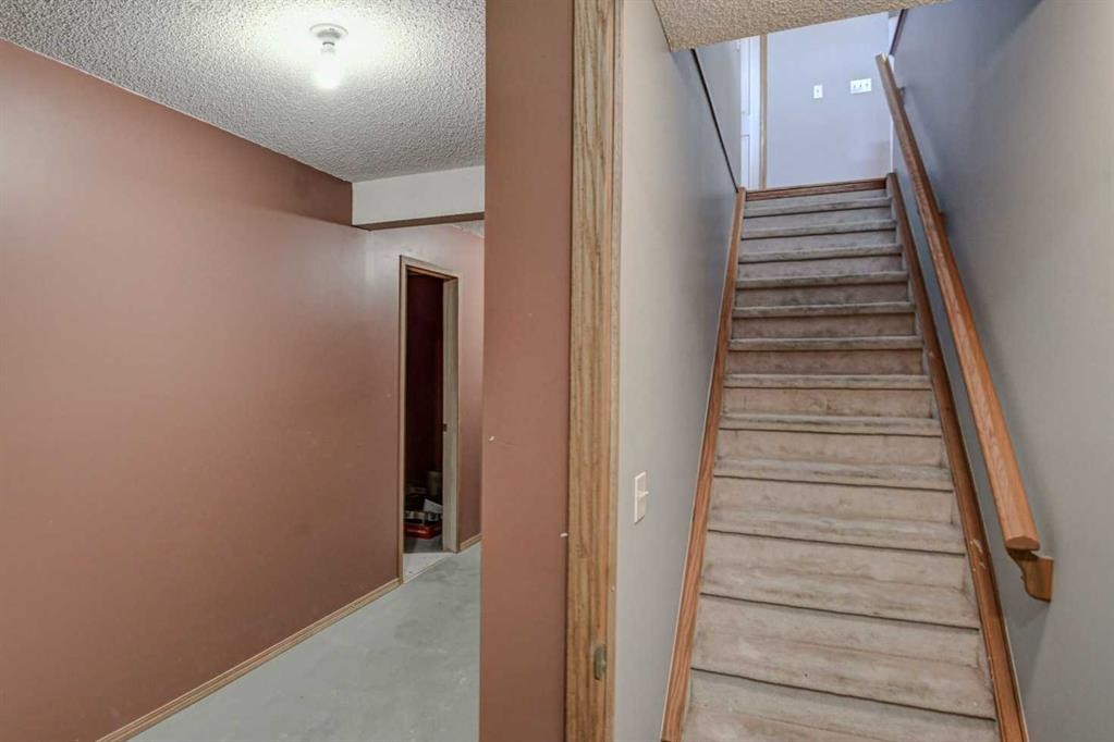 606 Diamond Court Se, Calgary, AB - Indoor Photo Showing Other Room
