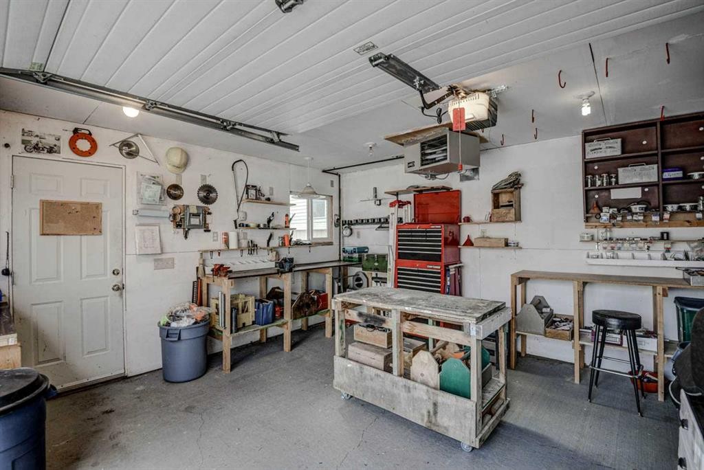 606 Diamond Court Se, Calgary, AB - Indoor Photo Showing Garage