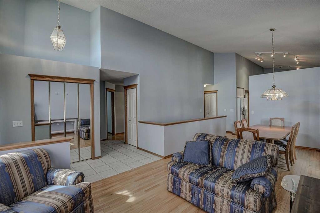 606 Diamond Court Se, Calgary, AB - Indoor Photo Showing Living Room