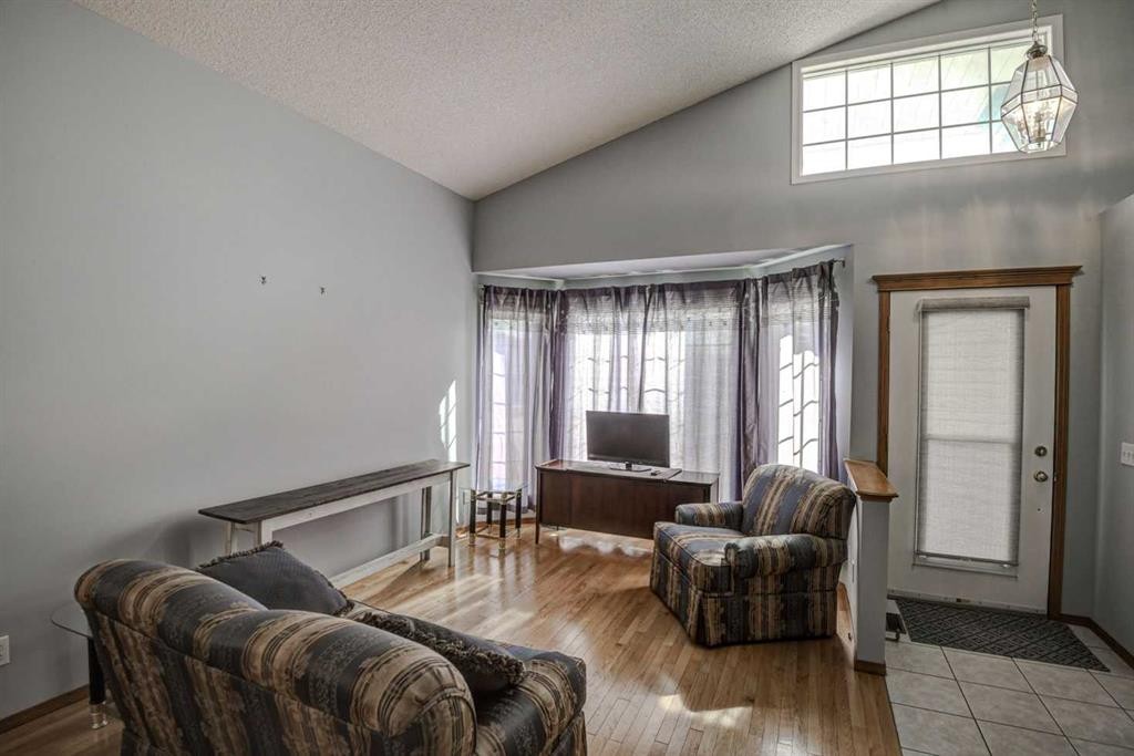 606 Diamond Court Se, Calgary, AB - Indoor