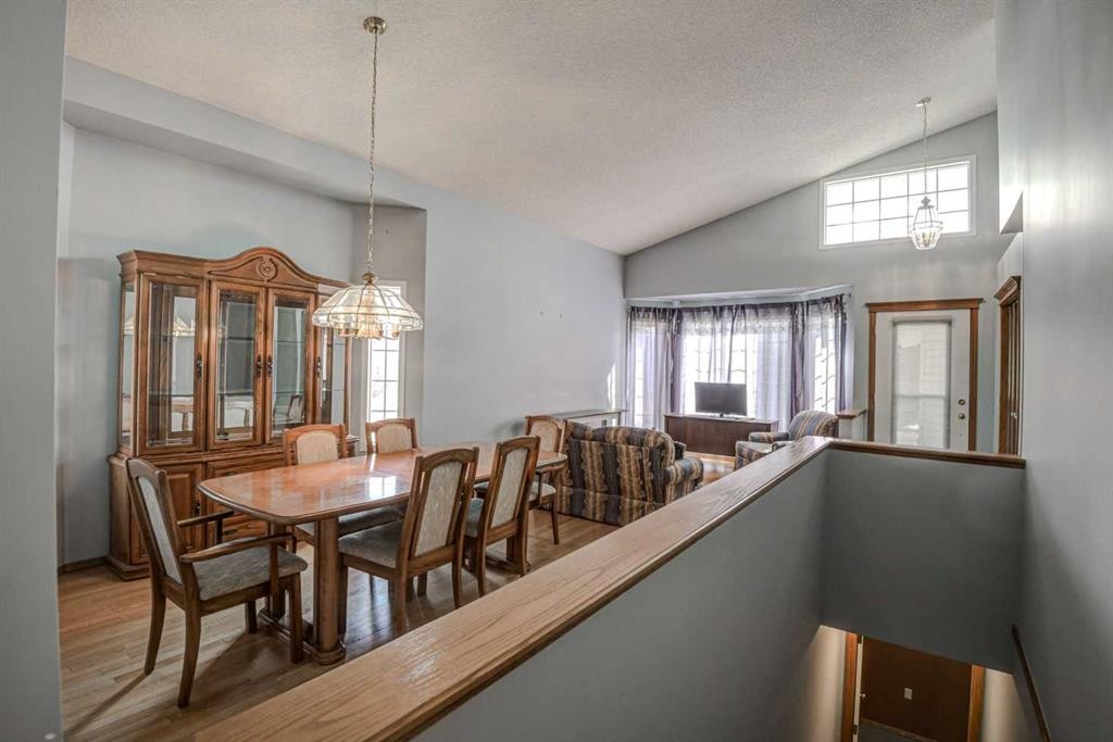 606 Diamond Court Se, Calgary, AB - Indoor Photo Showing Dining Room