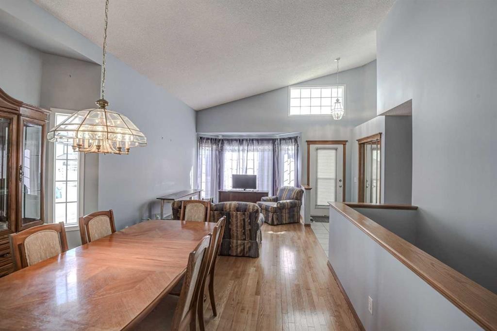 606 Diamond Court Se, Calgary, AB - Indoor Photo Showing Dining Room