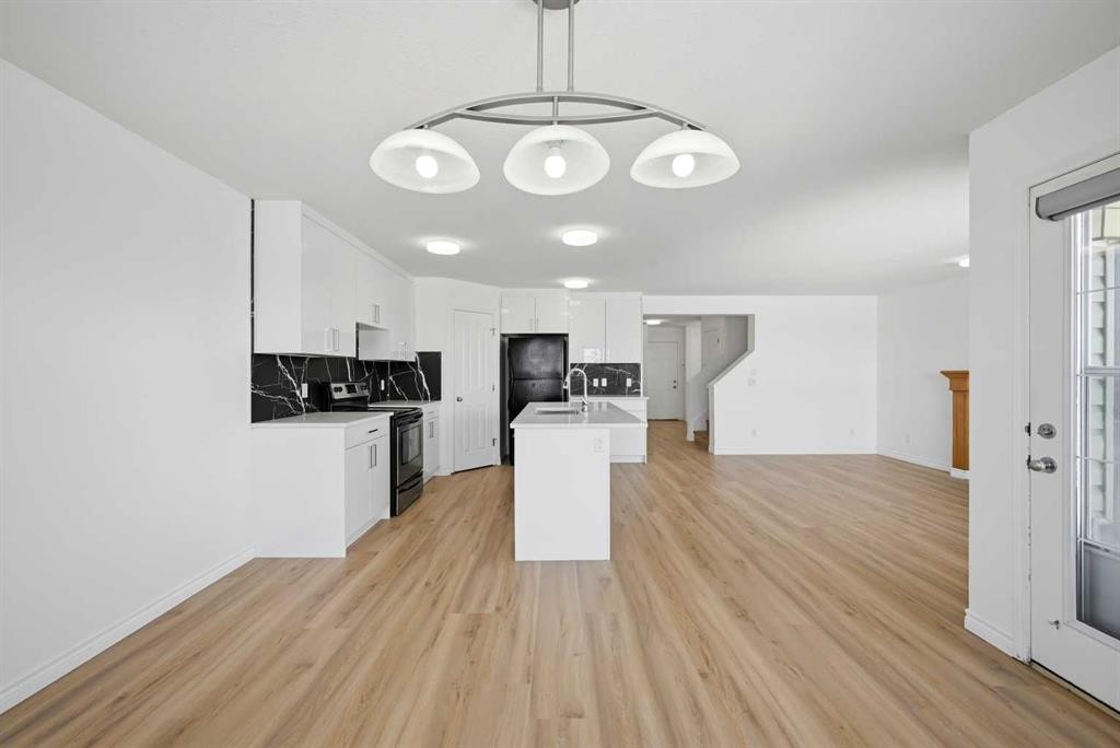 165 Saddlecrest Way Ne, Calgary, AB - Indoor Photo Showing Kitchen