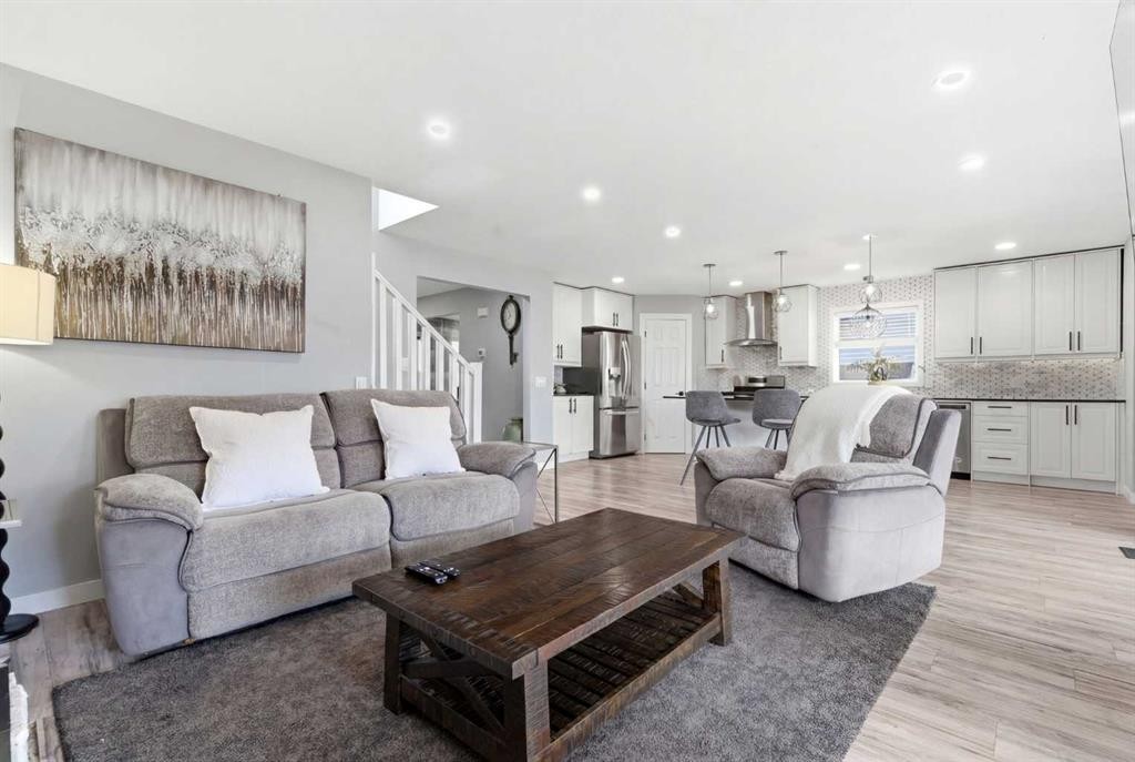 23 Prestwick Green Se, Calgary, AB - Indoor Photo Showing Living Room