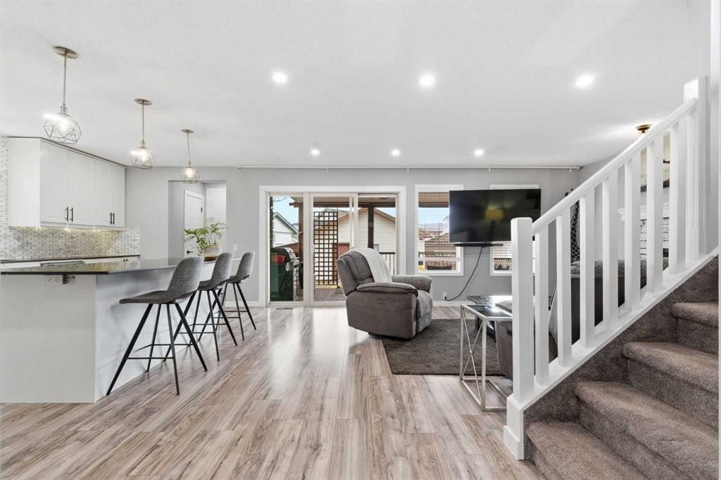 23 Prestwick Green Se, Calgary, AB - Indoor Photo Showing Kitchen With Upgraded Kitchen