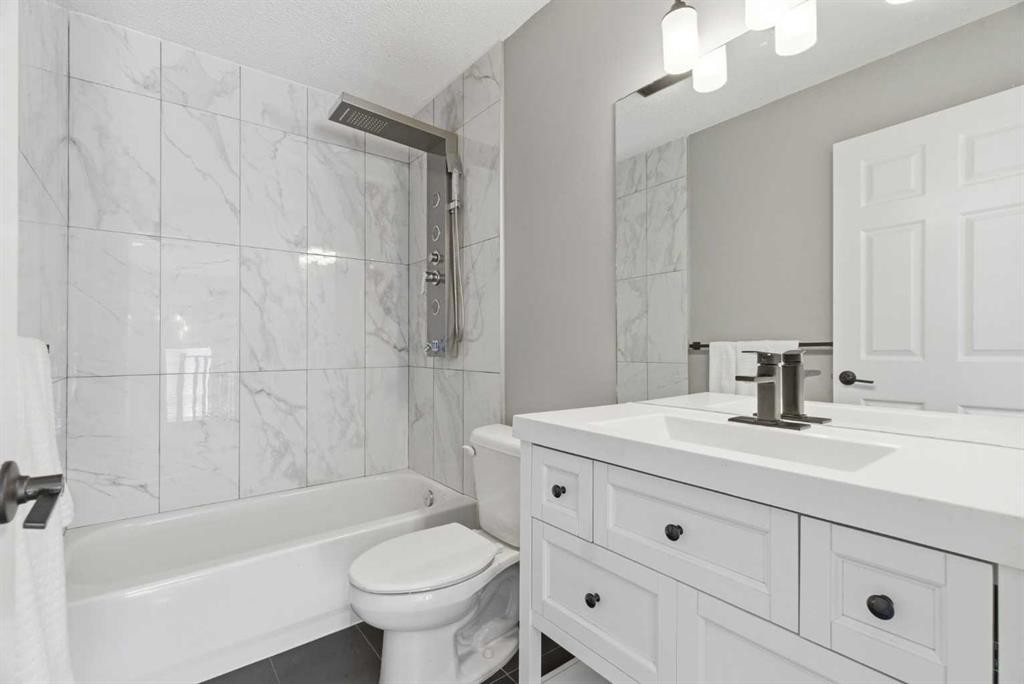 23 Prestwick Green Se, Calgary, AB - Indoor Photo Showing Bathroom