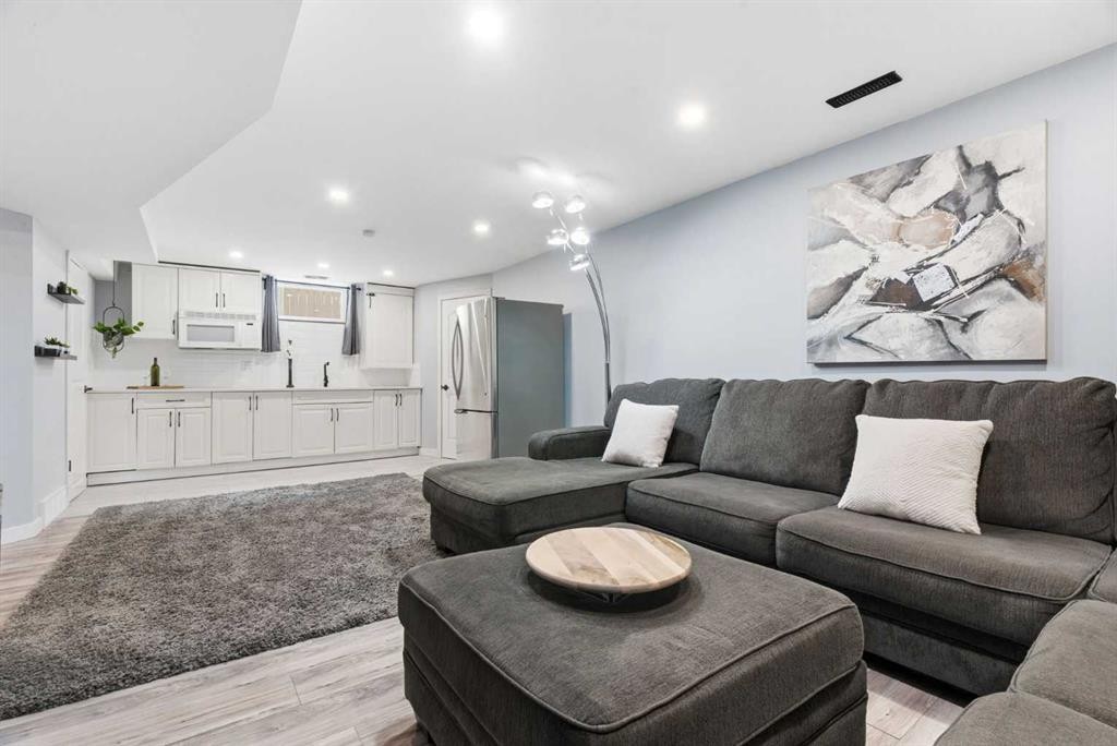 23 Prestwick Green Se, Calgary, AB - Indoor Photo Showing Living Room