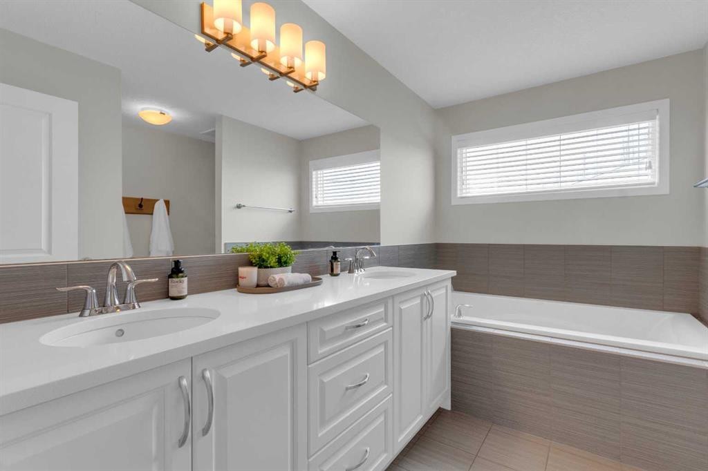 2052 Brightoncrest Green Se, Calgary, AB - Indoor Photo Showing Bathroom