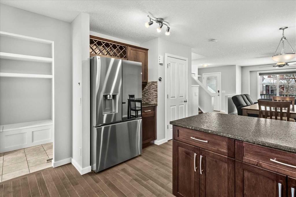 399 Copperpond Boulevard Se, Calgary, AB - Indoor Photo Showing Kitchen