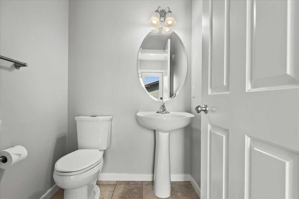 399 Copperpond Boulevard Se, Calgary, AB - Indoor Photo Showing Bathroom