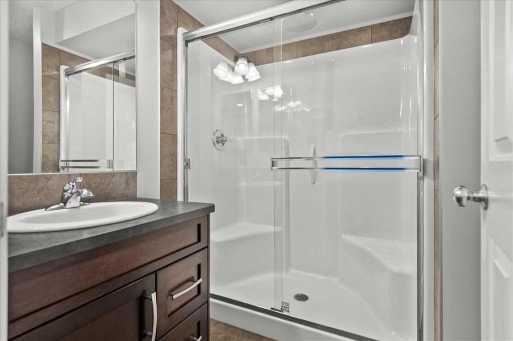 399 Copperpond Boulevard Se, Calgary, AB - Indoor Photo Showing Bathroom