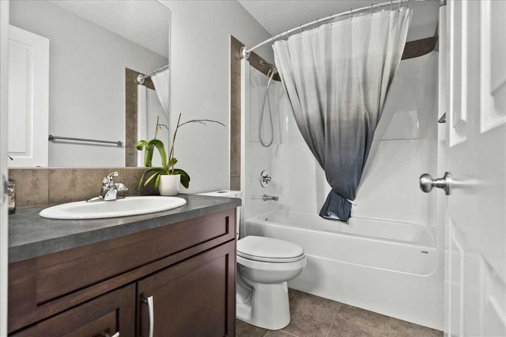 399 Copperpond Boulevard Se, Calgary, AB - Indoor Photo Showing Bathroom
