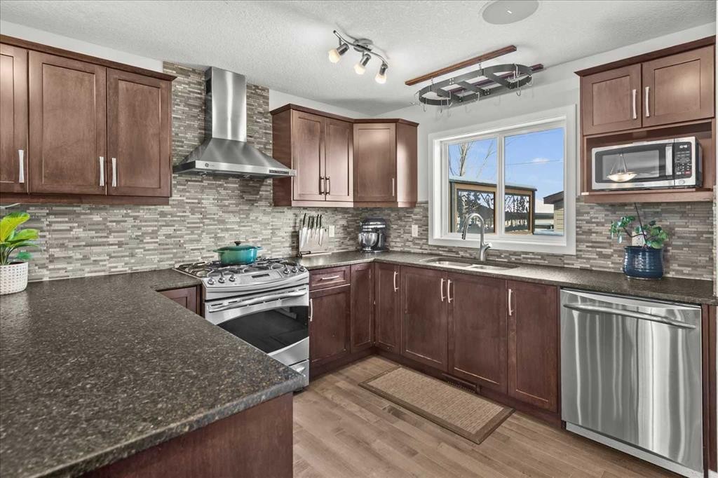 399 Copperpond Boulevard Se, Calgary, AB - Indoor Photo Showing Kitchen