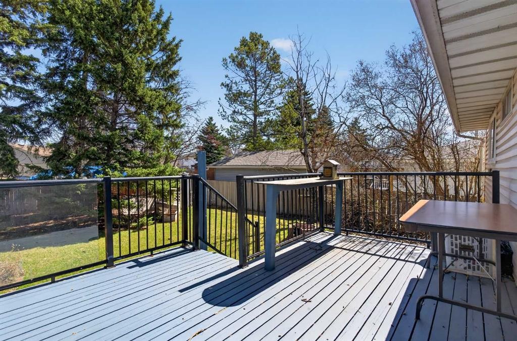 124 Lynnbrook Road Se, Calgary, AB - Outdoor With Deck Patio Veranda With Exterior