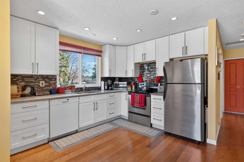 124 Lynnbrook Road Se, Calgary, AB - Indoor Photo Showing Kitchen