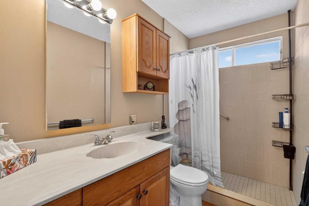 124 Lynnbrook Road Se, Calgary, AB - Indoor Photo Showing Bathroom