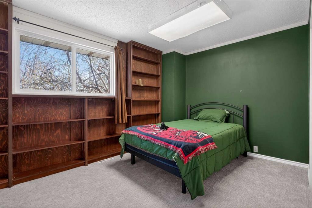 124 Lynnbrook Road Se, Calgary, AB - Indoor Photo Showing Bedroom