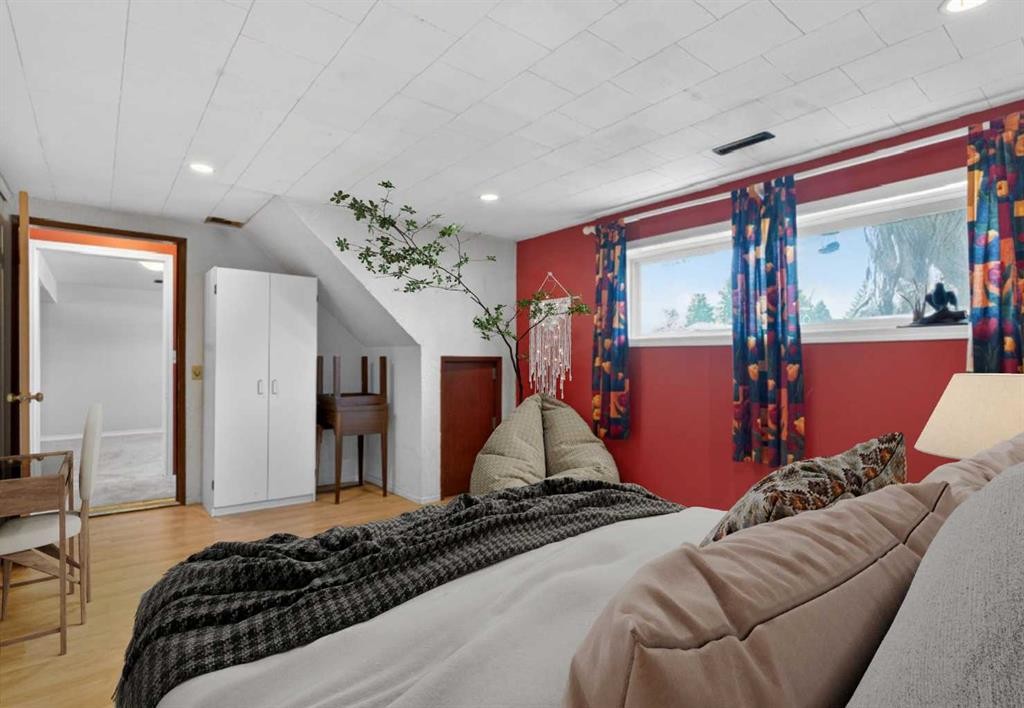 124 Lynnbrook Road Se, Calgary, AB - Indoor Photo Showing Bedroom