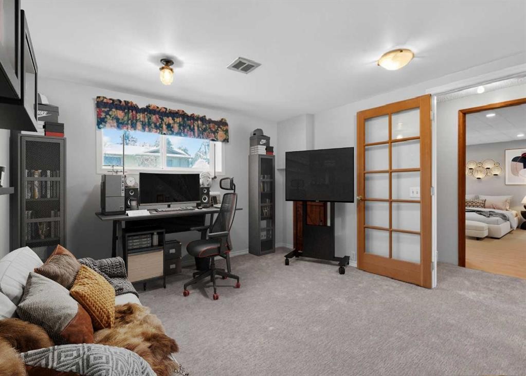 124 Lynnbrook Road Se, Calgary, AB - Indoor Photo Showing Other Room