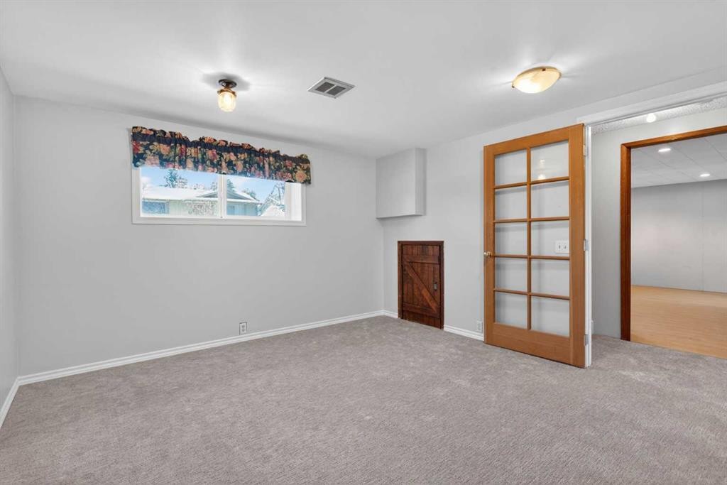 124 Lynnbrook Road Se, Calgary, AB - Indoor Photo Showing Other Room