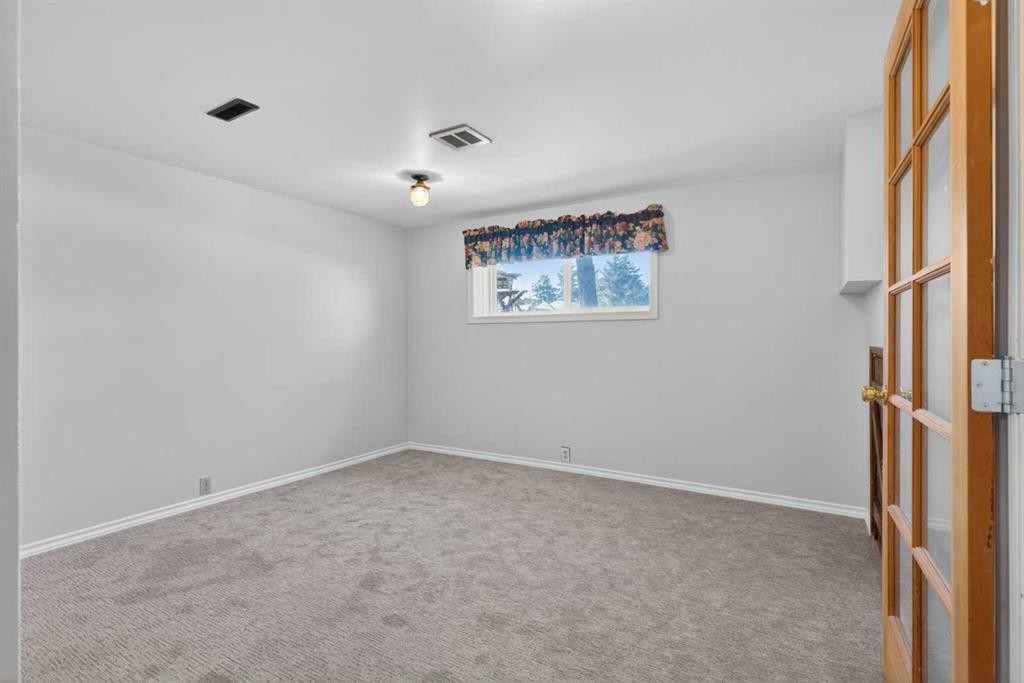 124 Lynnbrook Road Se, Calgary, AB - Indoor Photo Showing Other Room